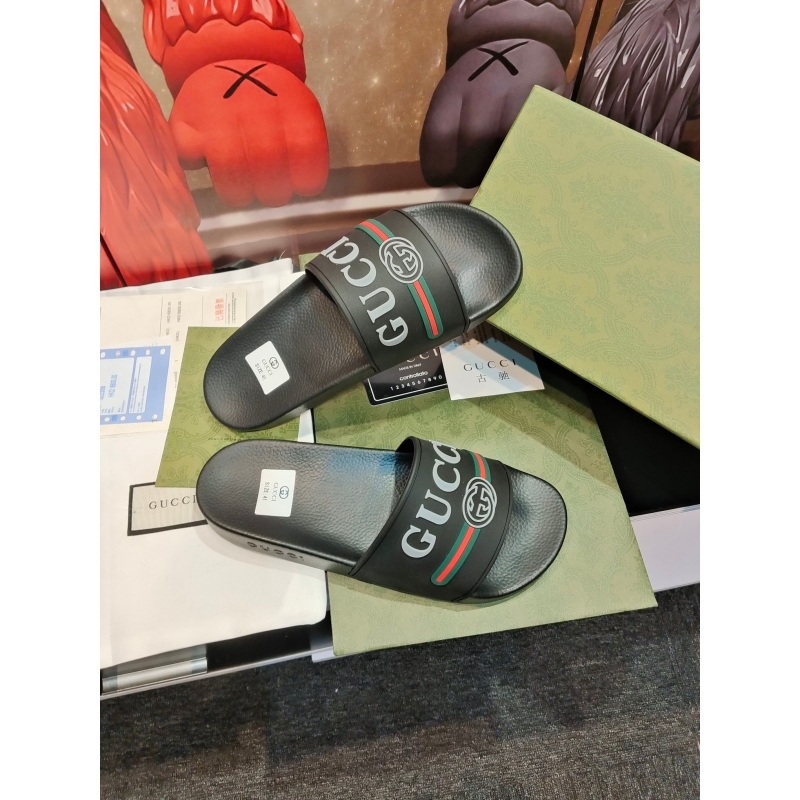 G*u*i slippers